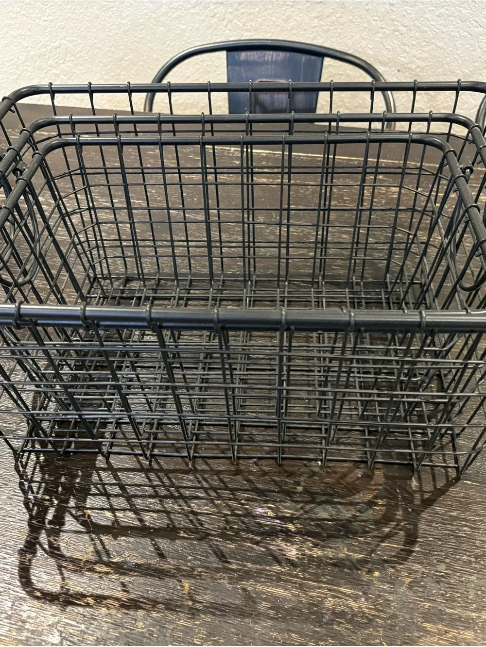 Set of wire baskets with handles